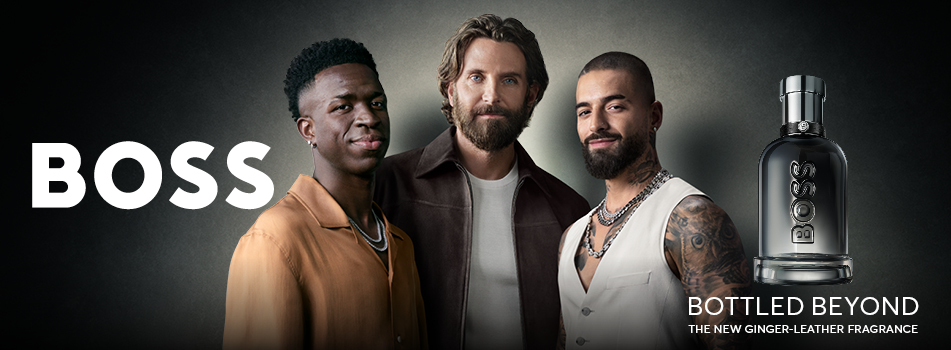 Drei Männer stehen nebeneinander vor dunklem Hintergrund, links der Schriftzug „BOSS“. Rechts daneben der silbergraue Flakon des Parfums „Bottled Beyond“ mit dem Text „The new ginger-leather fragrance“ – eine moderne, maskuline Duftkampagne.