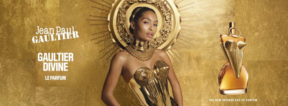 Jean Paul Gaultier Gaultier Divine Le Parfum Werbekampagne mit einer eleganten Frau in einem goldenen Korsett, umgeben von einer goldenen Aura, neben dem luxuriösen Parfumflakon.