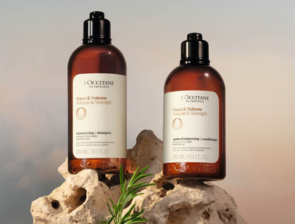 L'Occitane Force & Volume Shampoo und Conditioner auf Naturstein vor Himmelshintergrund