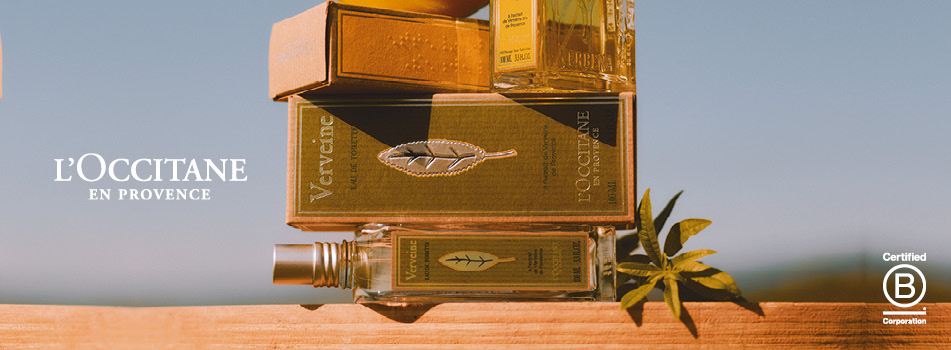 L'OCCITANE Zitronen-Duftöl mit frischen Zitronen und goldener Verpackung in natürlichem Licht