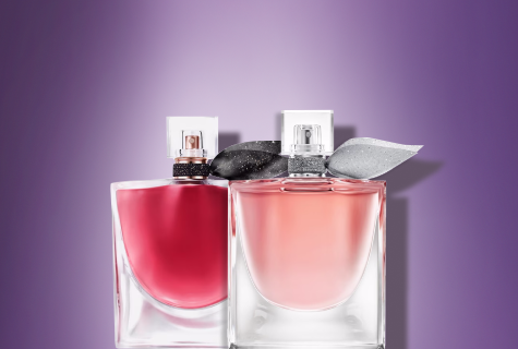 Zwei Parfümflaschen von Lancôme mit rosa Flüssigkeit und silbernen Verschlüssen vor einem violetten Hintergrund.