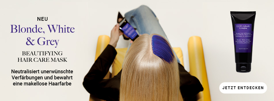 Werbebanner für Blonde, White & Grey Beautifying Hair Care Mask von Sisley Paris: blonde Person trägt violette Haarmaske auf, daneben Produkt-Tube der Haarpflege.