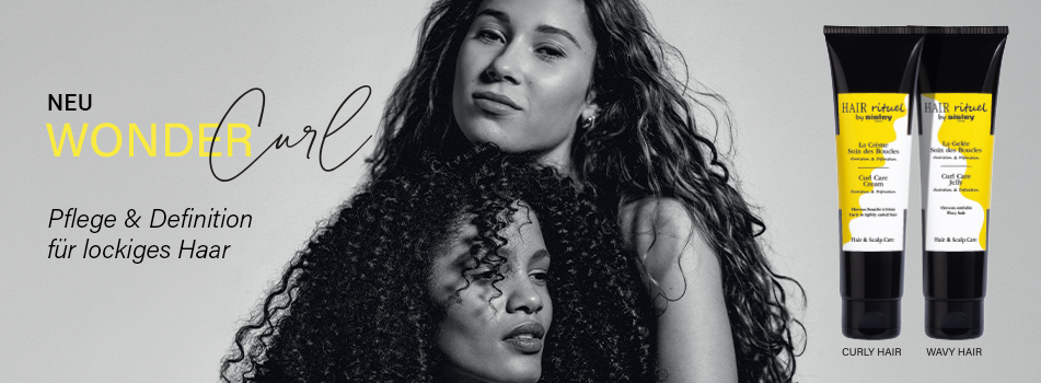 Zwei Frauen mit voluminösem, lockigem Haar in Schwarz-Weiß, eine mit engen Locken, die andere mit welligem Haar. Text: 'NEU WONDER Curl – Pflege & Definition für lockiges Haar'. Rechts zwei Haarpflegeprodukte von Hair Rituel by Sisley für lockiges und welliges Haar.